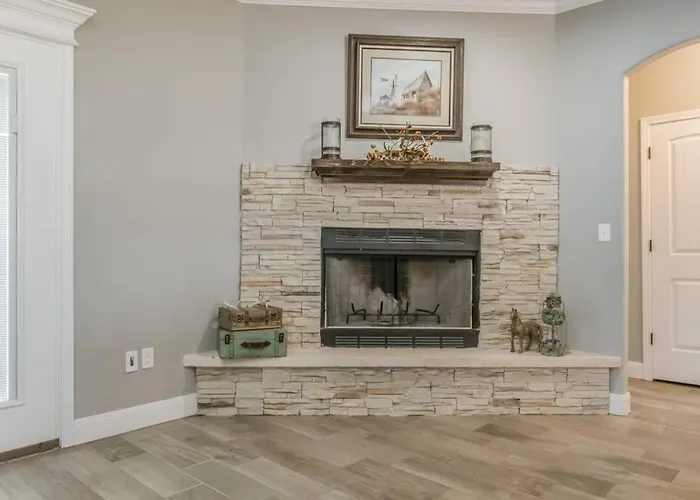 Cheerful 3 Bedroom Home, King Bed, 10 Min From Palo Duro Canyon, Fireplace, Washer Dryer