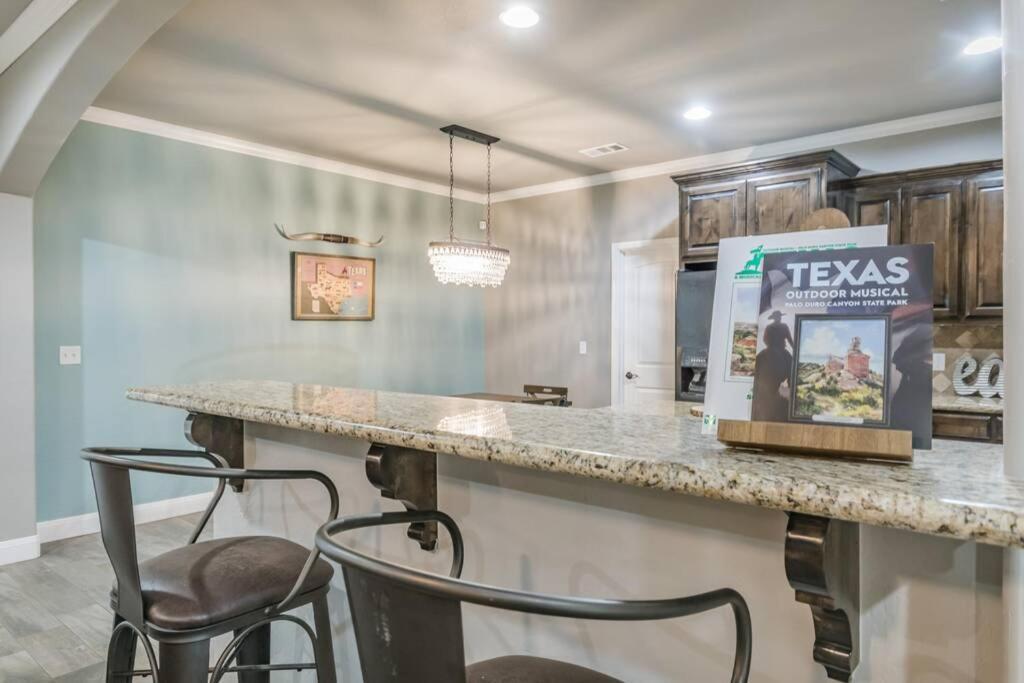 Cheerful 3 Bedroom Home, King Bed, 10 Min From Palo Duro Canyon, Fireplace, Washer Dryer *
