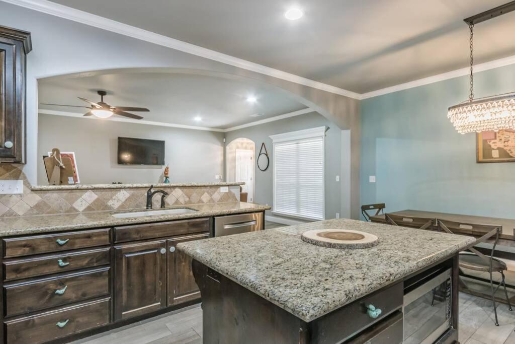 Cheerful 3 Bedroom Home, King Bed, 10 Min From Palo Duro Canyon, Fireplace, Washer Dryer Holiday home