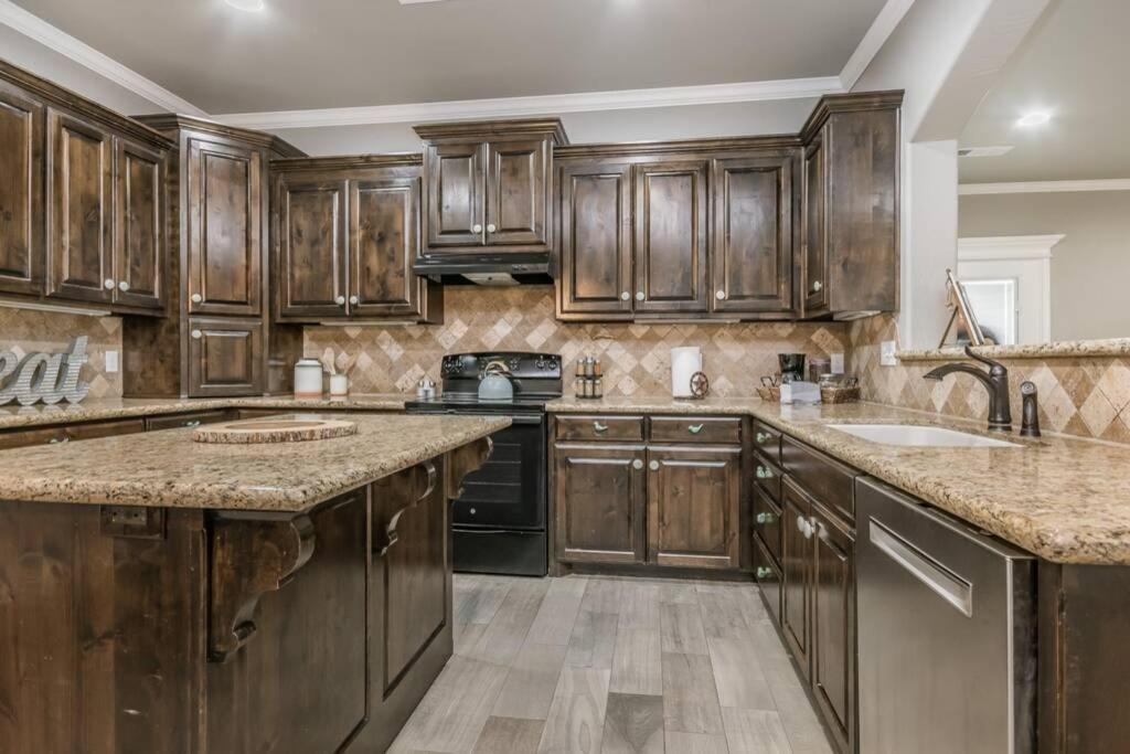 Cheerful 3 Bedroom Home, King Bed, 10 Min From Palo Duro Canyon, Fireplace, Washer Dryer *