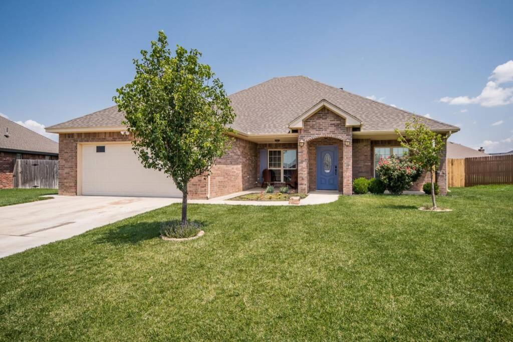 Cheerful 3 Bedroom Home, King Bed, 10 Min From Palo Duro Canyon, Fireplace, Washer Dryer
