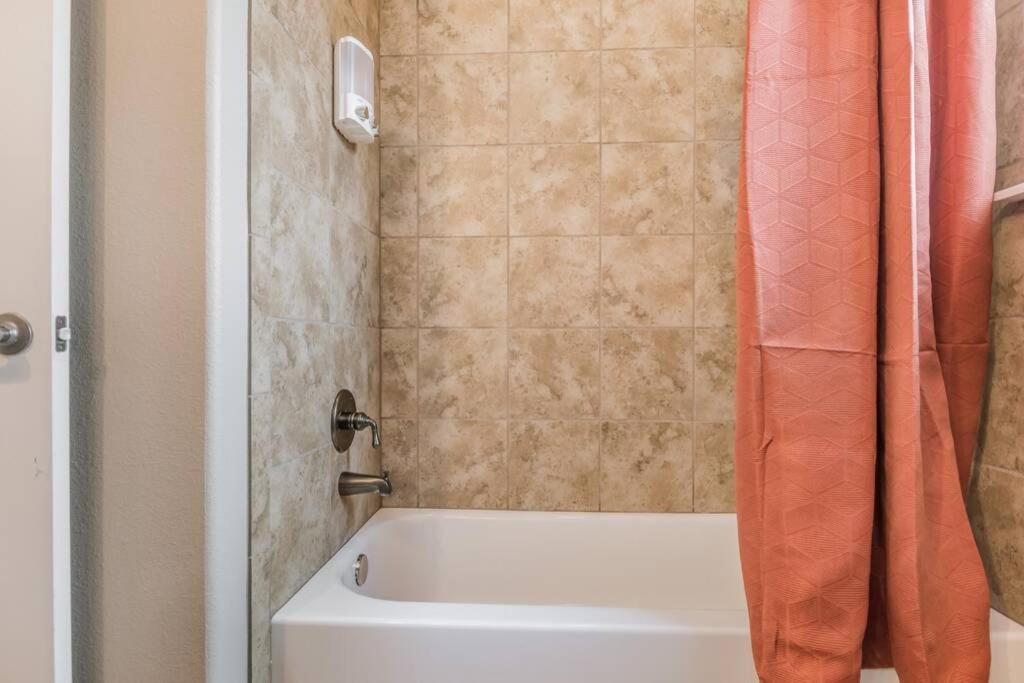 Cheerful 3 Bedroom Home, King Bed, 10 Min From Palo Duro Canyon, Fireplace, Washer Dryer Holiday home *
