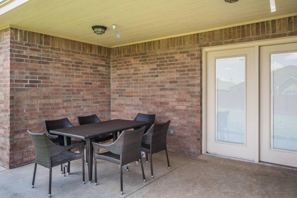 Cheerful 3 Bedroom Home, King Bed, 10 Min From Palo Duro Canyon, Fireplace, Washer Dryer Holiday home *