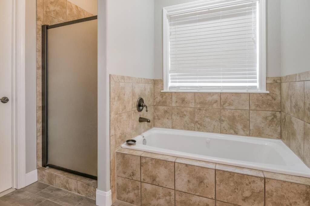 Cheerful 3 Bedroom Home, King Bed, 10 Min From Palo Duro Canyon, Fireplace, Washer Dryer