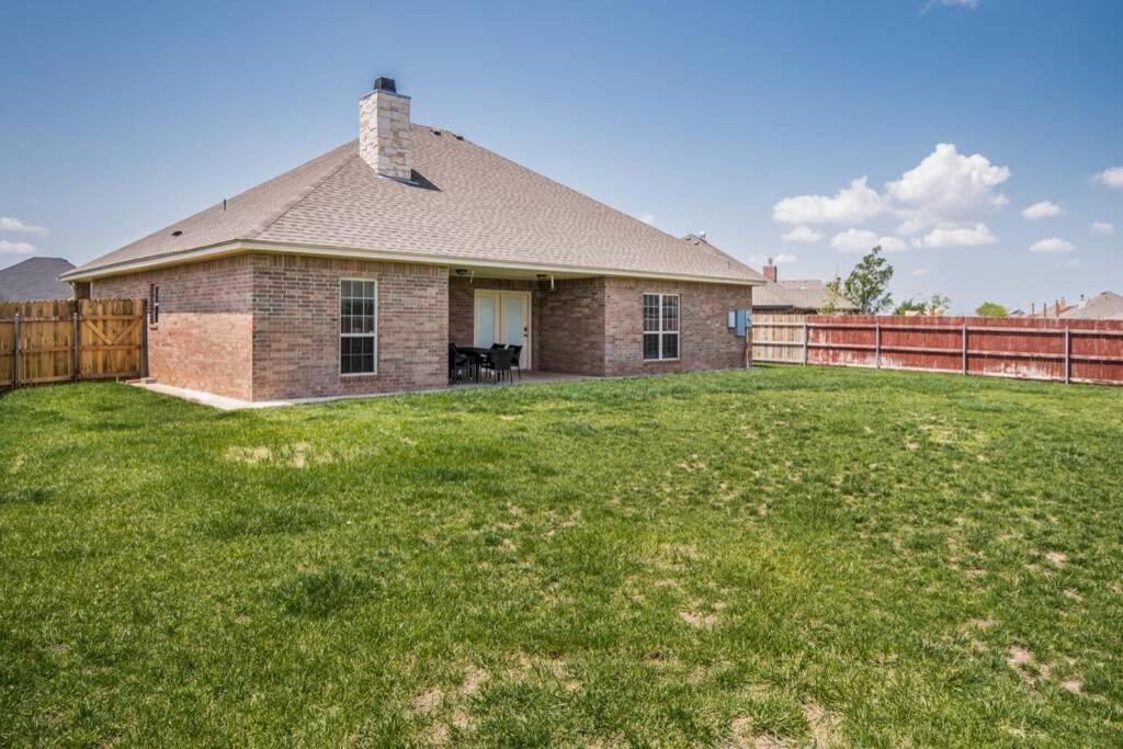 Cheerful 3 Bedroom Home, King Bed, 10 Min From Palo Duro Canyon, Fireplace, Washer Dryer Holiday home *