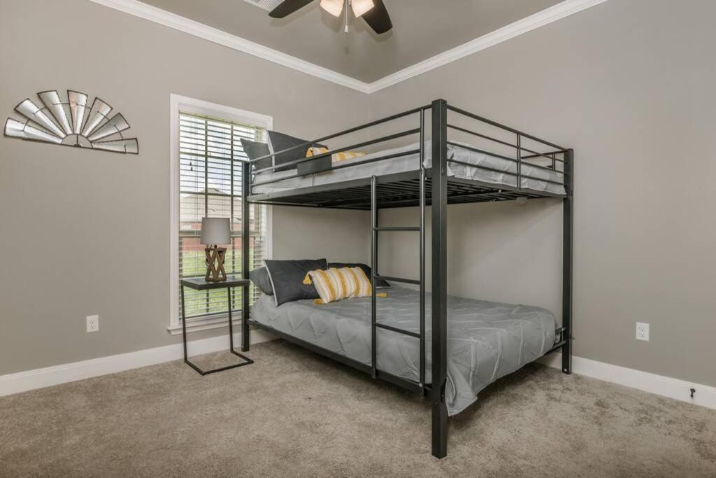 Cheerful 3 Bedroom Home, King Bed, 10 Min From Palo Duro Canyon, Fireplace, Washer Dryer Canyon