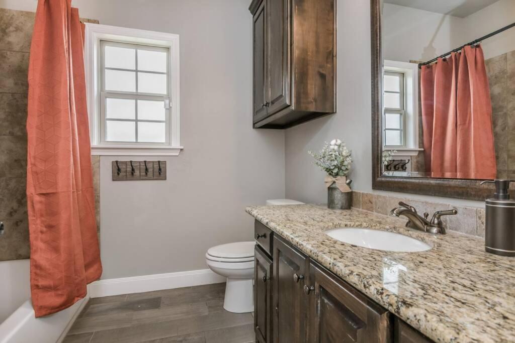 Cheerful 3 Bedroom Home, King Bed, 10 Min From Palo Duro Canyon, Fireplace, Washer Dryer Holiday home
