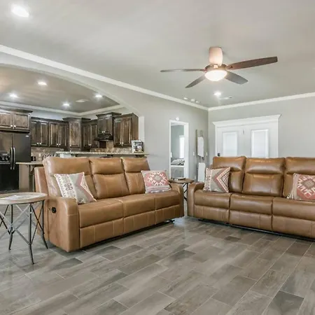 Cheerful 3 Bedroom Home, King Bed, 10 Min From Palo Duro Canyon, Fireplace, Washer Dryer Exterior foto