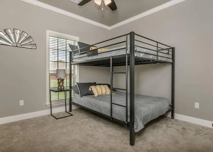 Cheerful 3 Bedroom Home, King Bed, 10 Min From Palo Duro Canyon, Fireplace, Washer Dryer