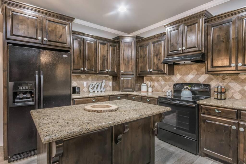 Cheerful 3 Bedroom Home, King Bed, 10 Min From Palo Duro Canyon, Fireplace, Washer Dryer