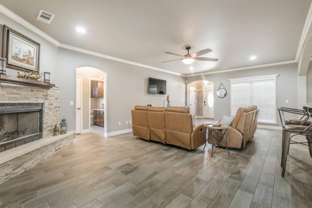 Сasa de vacaciones Cheerful 3 Bedroom Home, King Bed, 10 Min From Palo Duro Canyon, Fireplace, Washer Dryer