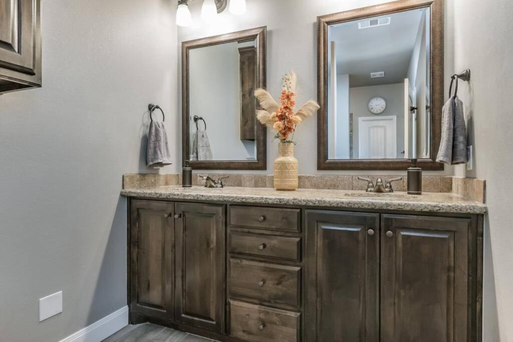 Cheerful 3 Bedroom Home, King Bed, 10 Min From Palo Duro Canyon, Fireplace, Washer Dryer Сasa de vacaciones